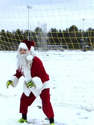 KEEPER CLAUS handles all sorts of packages 🧤⚽️ #goalkeeper #football #asmr #futbol #Soccer #soccertiktok #portero #arquero #goleiro #goalkeepertraining 