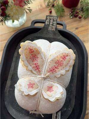 Channeling some Nordic inspiration this Christmas with this festive sourdough beauty! 🎄🌟  The design, inspired by Scandinavian folk art, features delicate floral and geometric patterns. I’ve had a ‘Nordic butterfly’ design in my head for a while now and was so excited to bring it to life with edible markers and wafer papers. 🥰 As the year comes to a close, I want to take a moment to thank you all for your incredible support, kindness, and encouragement throughout this year of growth. 💕 It’s meant the world to me, and I’m so excited for all the amazing things ahead in 2025. Wishing you a Merry Christmas filled with warmth, joy, and maybe even a little sourdough creativity! Here’s to more beautiful bakes and shared moments in the year to come. 🍞✨ #merrychristmas #NordicDesign #ScandinavianFolkArt #sourdoughart #FestiveBakes #Gratitude #BreadDesigns #NaturalBaking #sourdough #butterfly 