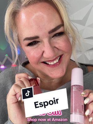 Merry Xmas! Let’s add some fabulous goodies from @espoir_official_us ✨ I’m first applying the 𝐂𝐨𝐧𝐭𝐨𝐮𝐫 𝐋𝐢𝐩 𝐓𝐢𝐧𝐭 𝐆𝐥𝐚𝐳𝐞 in shade Pinky Lowkey.  Then I’m applying the 𝐉𝐞𝐥𝐥𝐨 𝐆𝐥𝐨𝐰𝐫𝐢𝐳𝐞𝐫 backwards and adding it AFTER my makeup application (it’s meant to be applied after skincare and before makeup, which also works so well), but I love applying it on top of my makeup. I find it gives my skin a beautiful glowy finish! Never have a cakey makeup finish again if you apply it this way! @BAZZAAL  Grab yours at Amazon today! #espoir #glowrizer #primer #glasskin #kpopidolmakeup #makeuphack #beautymix #torilee