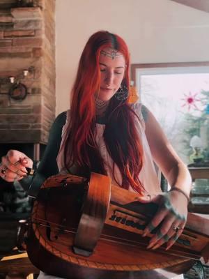 She’s back! After an unintentional hiatus from posting (I’m bad at remebering to) I’m here to gift you all a song for the Yule season. Here’s hoping you’re all finding ways to stay cozy while its cold out there ❄️ #hurdygurdy #hurdygurdytok #hurdygurdytiktok #musicnerd #musician #renaissancemusic #dronemusic #music #droneinstrument #stringinstrument #renaissancefaire #renaissancefestival 