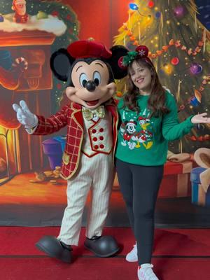 Mickey showed up to Cast Members today 🥰 Merry Christmas 🎄  #mickeymouse #disney #disneytiktok #castmembercarioca 