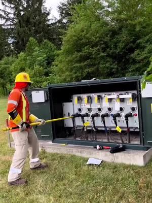 Operating a 28 kV gang switch on a SF6 switchgear! ¡‚ via @substation_adventures #Techineer Follow us @lnsane_technology for more! #electrician #electricalwork #sparky #electricianlife #techineer #engineering #switchgear #electricity #dangerous #electricalengineering #electricalengineer #robotics #ai #gadgets #technology #tech #industrialtech #engineering