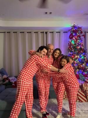 Merry Christmas from the DiVirgilio’s ❤️❤️💚💚 #merrychristmas #oufamily #ou #happyholidays #matchingpj #islipped #boomer #sooner #boomer #bmfs #oklahoma #texassucks #texans #texascheck #italianfamily #italians #xmas #pjs #matchingpjs #familia 