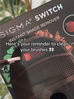 Clean your brushes after use OR BETWEEN SHADES 😍 #sigma #sigmabeauty #sigmamakeup #makeup #makeupmusthaves #cleaningmakeupbrushes #makeupbrushes 