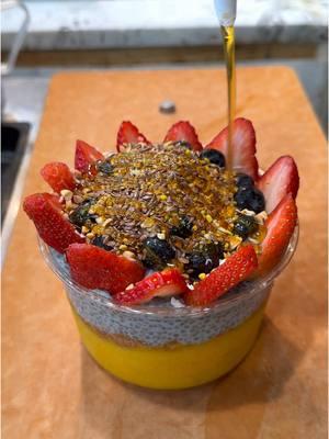 Our Signature Sunshine Bowl is bursting with flavor! 🥣☀️ Mango, passionfruit, and perfect toppings are waiting for you.  Visit us today! Open until 10PM! #islandbodega #mangomango #acaibowl #blueberries #bananas #fruitarian #healthyeatinglifestyle #chiapudding #chía #strawberrys #raisin #coconutflakes #cerritos 