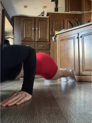 ig : twistedchloe #pompesrusse #pompesrusses #pushupchallenge #pushup #russia 