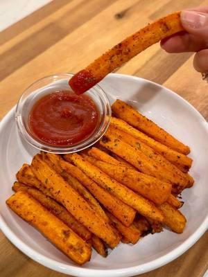 CARROT FRIES 🥕🍟 These are so flavorful and delicious! They’re similar to sweet potato fries, but honestly might be better! IB: @hopefulfoodfinds  You’ll need: 4-5 large carrots, trimmed and peeled 1 tbsp avocado oil 1/2 tsp sea salt 1/2 tsp garlic powder 1/2 tsp paprika dried parsley and black pepper (optional to garnish) 1. In a bowl, combine carrots, avocado oil, sea salt, garlic powder and paprika. 2. Arrange the carrots in a single layer on a lined baking sheet. 3. Bake in the oven at 425F for 22 minutes, tossing them halfway through. 4. Serve with your favorite dipping sauce and enjoy! 🧡 . . . . #carrotfries #healthyfries #easyrecipeideas #easyrecipesathome #carrotrecipes