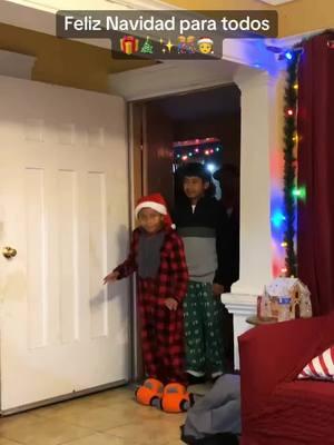 Las locuras de Navidad 🙏🥰🎁🎄#feliznavidad🎄 #eltren #navidad #baile #fypシ゚viral #family #amor #Cumbia #fypシ #viralvideo 