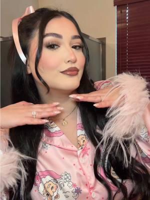 Merry Christmas PJ theme 🎀🎅🏻💕 #makeup #maquillaje #maquillajetutorial #grwm #grwmroutine #grwmmakeup #makeuptok #makeuptherapy #flawlessmakeup #latinacreator #fypシ゚viral #contenido #fyp #foryoupage #merrychristmas 