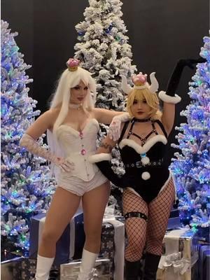 Merry Christmas 🎄  Boosette: @chenz18  #awa #awa2024 #animeweekendatlanta #animeweekendatlanta2024 #cosplaytok #cosplaytiktok #cosplayfyp #cosplayersoftiktok #gamingcosplay #cosplayers #christmascosplay #bowsettecosplay #bowsette #boosette #boosettecosplay #nintendocosplay #meangirlsmovie #dancetok 