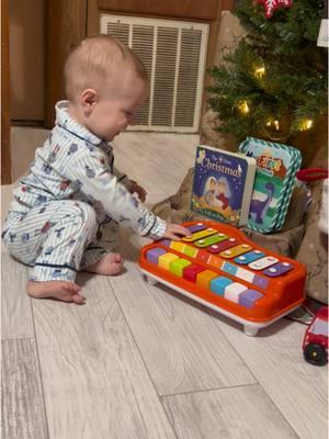 There is nothing more magical than your baby’s first chrismtas morning, seeing his face light up melts me😭❤️🎁🎅🏻#christmas #babysfirstchristmas #christmasmorning #santaclaus #babyboy #mom #firstimemom #family #familychristmas #christmashaul #christmas2024 #9monthold 