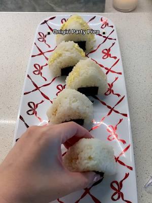 Onigiri Party (2/3)🎅🏼🍙 Day 24 of 25 days of onigiri ✨ I used an onigiri mold to speed up the process! Is that cheating since I’m making my guests make their own 🤭 there is a small learning curve on how to use the mold but overall really easy and saved me time 🍙🍙 Stay tuned to see how everyone’s masterpiece came out!  #holidayprep #onigiri #onigiriseries