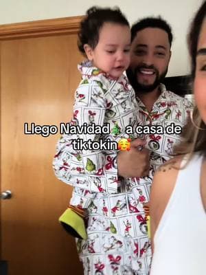 No queria nadie le tocara dus regalos de Navidad 🎄 #yessyfernan #familia #navidad #bebetiktoker 