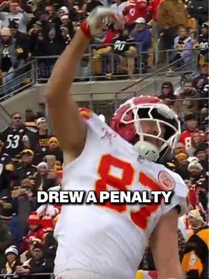 Travis Kelce dunks the ball to honor Chiefs legend Tony Gonzalez 🙌 #traviskelce #tonygonzalez #chiefs #steelers #nfl