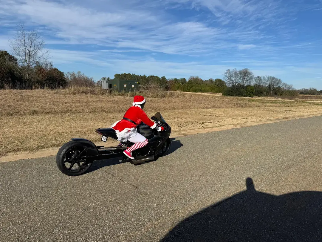 #christmas #santa #suzuki #gsxr1000 #swingarm #custom #dragbike #catchme #season #spirit #nikolaus #riding #froheweihnachten #merrychristmas #fyp #foryourpage #pictureoftheday 