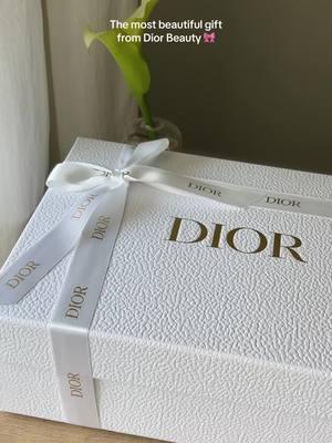 The best gift ever! I love their iconic blushes and lippies. #diorbeauty #diormakeup #diorbeautylovers #unboxing #christmas #christmasgift #diorlipoil #makeup #unboxing 