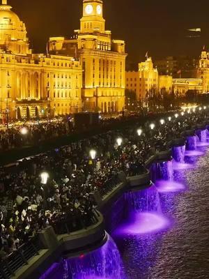 No matter how cold the weather is, it can't stop the enthusiasm of Shanghai people to stroll around the Bund. It's really a sea of people#ShanghaiBund #Travelrecommendationofficer #Tiktokpopular #Tiktoksmallassistant 