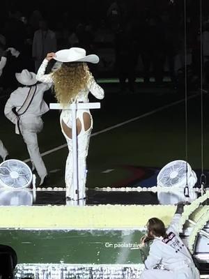 Beyoncé serving amazing vocals for Christmas Beyonce Christmas halftime show Houston Texas . Ravens vs Texans  🤠🏈🏟️🎄 #beyonce #cowboycarter #parkwood #beyonceknowles #beyhives #nflonnetflix #paolatravell #houston #nfl #texas #ravensvstexans