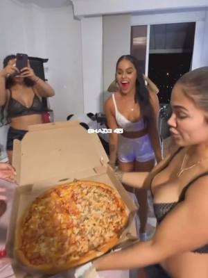 #snoopdogg and #pizza for #christmas 🎅🏽🎄 #djwhookid #whooshousepodcast ❤️❤️ #latinas 