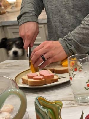 Not only is this giving girl dinner, the cutting is giving Kendall Jenner 😂😂 #merrychristmas #girldinner #newyearnewbeginnings #meninthekitchen #husbandsinthekitchen 