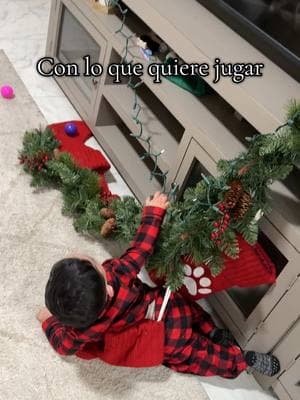 A la otra unas luces de navidad y unas botitas🥲🥹 #bebetravieso #bebes #bebesdetiktok #bebenavidad #navidaddebebes #babysfirstchristmas #fyp 