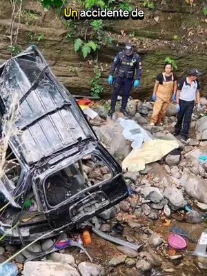 #Guatemala TRÁGICO ACCIDENTE DE TRÁNSITO DEJA A 4 PERSONAS FALLECIDAS EN SANTA ROSA GUATEMALA Un accidente de tránsito ocurrido en la ruta que conecta el Boquerón con Chiquimulilla, Santa Rosa, Guatemala cobró la vida de dos adultos y dos menores de edad.   Entre las víctimas mortales se encuentran Mónica Benito de 24 años y su esposo Kevin Reyes de 30 años, quien conducía el vehículo. También fallecieron sus hijos, Itai Reyes de 13 años y Christopher Reyes de apenas 4 años.   Además, otros tres menores, hijos únicamente de Kevin Reyes, resultaron gravemente heridos y fueron trasladados al Hospital Regional de Cuilapa Santa Rosa Guatemala en estado crítico. #policia #guatemala #guate #noticias #noticiasguatemala #noticiasdeguatemala #santarosa #santarosaguatemala #policia #pncdeguatemala #policiasdeguatemala #policianacionalcivilguatemala #noticiasdehoy #noticiasdehoyguatemala #noticiasdeguatemala #noticiasdehoyenguatemala #usa #estadosunidos #ultimahora #urgente #noti7 #guatemala🇬🇹 