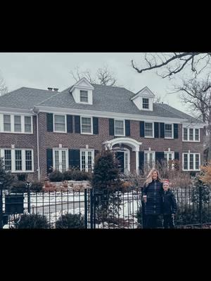 Our quick visit to the Home Alone house and downtown Winnetka! #homealone #winnetka #christmasmovies #moviesandmemories #movielocations #90smovies #homealonehouse 