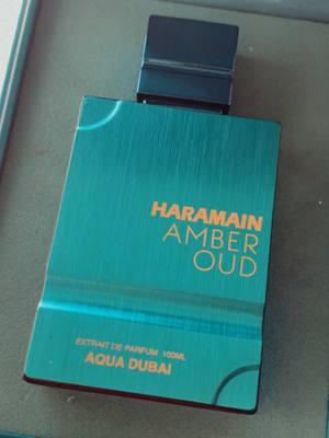 PERFUME FRUTAL, FRESCO DE DUBAI PARA HOMBRES. Este lujoso perfume árabe para hombres llevará tus sentidos al exótico Medio Oriente. Al Haramain Amber Oud Aqua Dubai es para aquellos que deseen destacar con un perfume fresco y afrutado. Notas principales. El perfume árabe de larga duración comienza con un cautivador, refrescante y cítrico acorde de bergamota, notas verdes y naranja mandarina. Notas medias. El corazón del perfume árabe muestra notas más afrutadas con la presencia de melón, piña y grosella negra y luego se encuentran con el calor del ámbar. Notas de base. Este perfume ámbar oud para hombres y mujeres tiene notas finales de almizcle, vainilla, gálbano y petitgrain. Proporcionan un acabado cremoso y suave con una frescura verde y terrosa que es memorable.#fypシ゚viral #haramain #aquadubai #fraganciasarabes #tiktoshop #paratihombres 