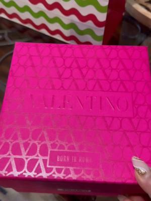 #🩷 #regalodenavidad🎄 #loame #valentino #girlsperfume #fypシ #v #borninromavalentino #pink #fy #f 