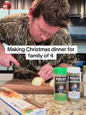 Christmas dinner is the family favorite Spaghetti and cheesy bread! We love y’all so much thank you for another great year! #fyp #danosseasoning #danospartner #merrymeals @Dan-O’s Seasoning 