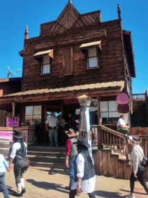 Excelente lugar para visitar si vas de camino para Las Vegas, Nevada.  📍Calico Ghost Town  36600 Ghost Town Rd, Yermo, CA 92398 #californiaadventure #elviajedekarla #Viral #adventure #socal #thingstodo #hiddengems #californiatrip #californiaplaces #californiatravel #travelife #losangeles #placestogo #friends #california #family #friendship #vacation #vacaciones #travelvlog #travelblogger #traveltips #californiatravel #PlacesToVisit #thingstodo #visit #parati #travelusa #traveltok #places #calico #calicoghosttown #ghostttown 