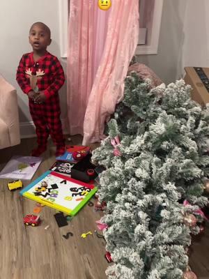 Got my tree showing her bare azzzz 😤 Dennis needs to go to bed 🤨 #bephiebucks #christmastree #shyne 