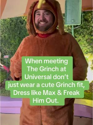 He never saw me coming. #Grinch #Grinchmas #Funny #Seuss #Universal #universalstudios #florida #orlando #oimeetup #orlandoinformer 