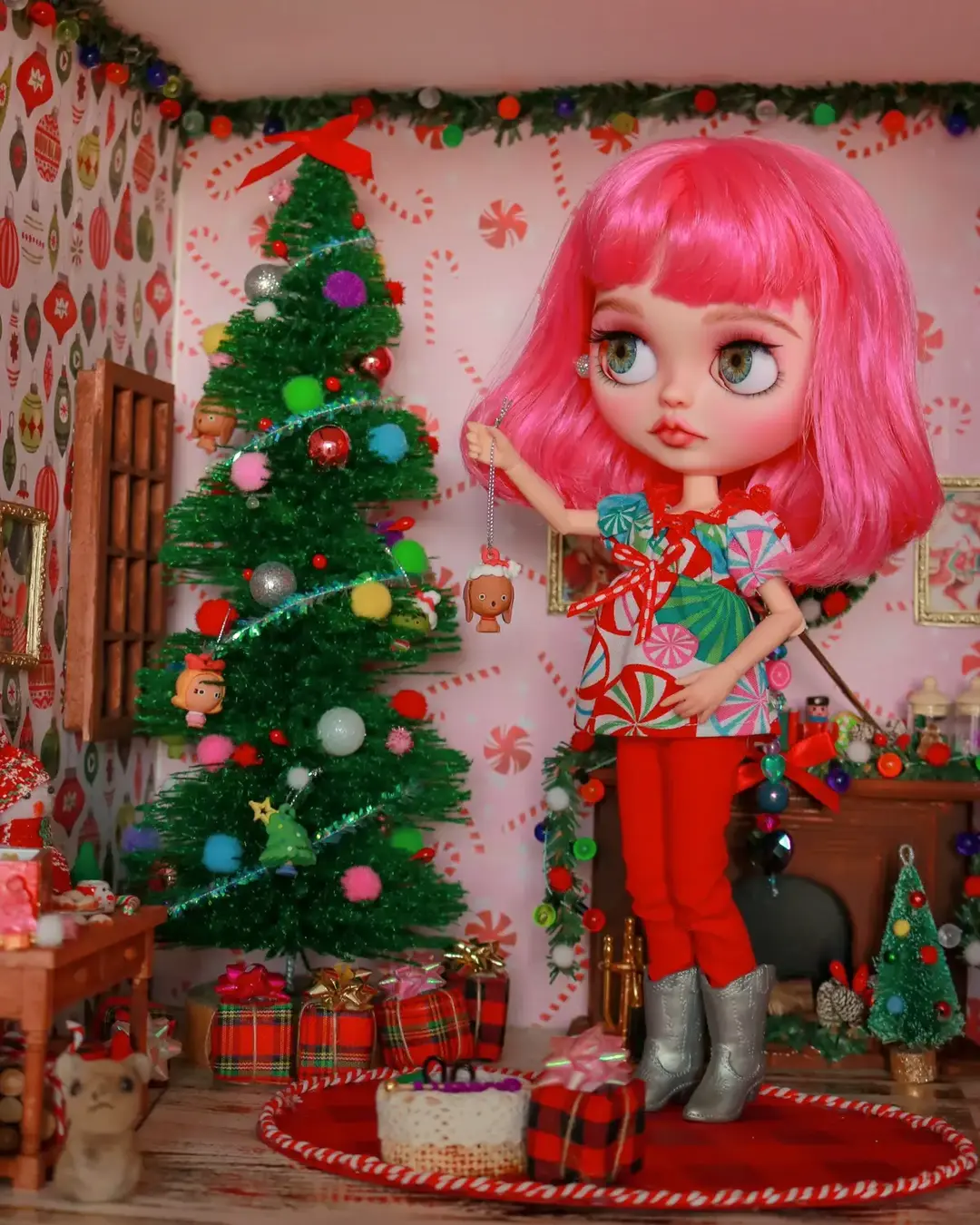 The girls wanted to wish you all happy holidays 🎄✨ #blythe #blythedoll #customblythe #ブライス #ブライスアウトフィット #ブライス好きな人と繋がりたい #브라이스 #小布娃娃 #인형스타그램 #Блайт #Блайткукла #ooakblythe #ตุ๊กตาบลายธ์ #blytheadoption #personalizedblythedoll #dollyadoption #customblythedoll #lookalikedoll 