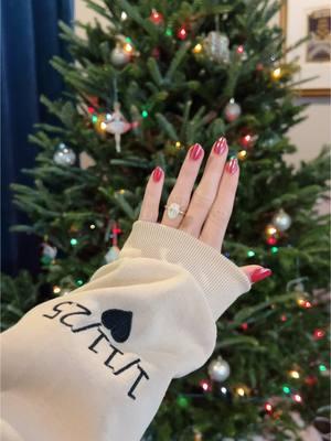 First Christmas engaged 💍🎄♥️🎁 & 16 more days until the wedding! #bridetobe #engagmentring 