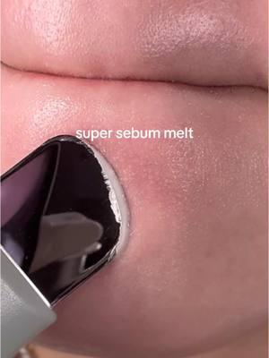 The super sebum melt 👀🤞🏻 #sebum #kbeauty #koreanskincare #glassskin #glowyskin #cloggedpores #sebumsoftener 