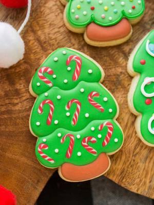 Do you put candy canes on your tree? I learned recently that not everyone has heard of this tradition. #cookiedecorating #royalicing #sugarcookies #christmascookies #christmastree #candycane #wetonwetcookies 