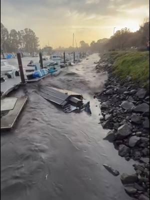 Huge waves push a ton of water into Santa Cruz Marina, causing damage to docks and boats.  Hopefully everyone was ok! 📷@itsasaltylife  #waves #santacruz #marina #boatlife #maritime #lifeatsea #boats #docks #boat #ships #pacific 