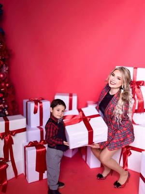 Felices fiestas🙌🏻 🎊🎄🎅🏼 Mi bonita familia cibernética ❣️ Los TQM 🫶🏻 En Instagram les dejé la #sesionnavideña 🎁completa 📸 Y mis deseos hacia ustedes ✨ 📸 @vianeyphotography En @beautydesigners.studio  💄 @tonymakeupofficial  #navidad2024 #feliznavidad #merrychristmas #turegalo #turegalosoyyo #gloriatrevi #lacoqueta #radio #alaordenpaldesorden #coqueteam #christmasgift #paratiiiiiiiiiiiiiiiiiiiiiiiiiiiiiii 