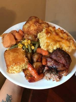 What I cooked for our Christmas dinner 🙏🏽😋 #fypシ #dinner #FriedChicken #roast #CookingVideo #BakingSzn #MacAndCheese #CandiedYams #ChristmasDinner 