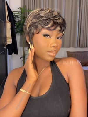 This pixie is giving 90's lady 😍😍😍 Price as low as $92, cilcking my bio and search "0092" to find it ⬆️ #fyp #foryoupage #ilikehairwig #blondewig #highlightedwig #pixiewig #pixiecuts #shortcuts #wigwithbangs #gluelesswig #wigreview #blackgirlmagic