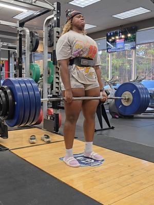 Christmas day 🎄  Liftmas deadlifts💪🏾 working sets 4x2 @ 475 . . . #deadlifts #girlpower #powerlifting #backday #legday #thickthighs 