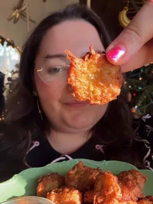 ✨🥔  on the 4th day of potatomas the potatoman gave to me: a golden and crispy plate of little bitty latkes 🕎🥔✨ it’s so fun when hanukkah and christmas align ☺️ how can we talk about delicious little potato treats without latkes? i served these simply with sour cream coz i’m a savory gurl 🧂🥔 hope everyone’s surviving and thriving during this holiday week 💕 happy holidaze indeed! ttyl i’m tired 😴💤 going to let the potato rest  #latkes #potatolatkes #hanukkah #potatorecipes #potatoes #ilovepotatoes #friedpotatoes #friedfood #minifood #smallpotatoes #holidayrecipes #fyp #🥔