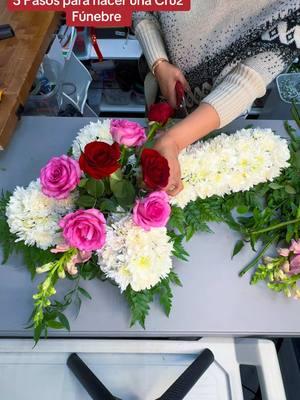 5 Steps to Make a Funeral Cross #funeralflowers #floraldesign  #flowerstutorial #carnations #roses #lilies #freshflowers #fy #titosflowers 