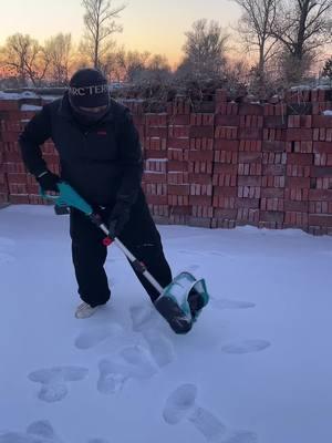 #snowshovel #electricsnowshovel #snowremoval #snowremovalequipment #snowblower #snowblower# #snow @Voltask this snow shovel was really helpful picking up those big piles of snow! I wouldn't recommend it for an extremely large area or really deep snow, but it did a pretty good job on this light snow!