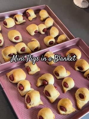 2 cans of pillsbury crescent rolls, 1 package of lil smokies. Bake at 375 degrees for 12 minutes! #breakfast #breakfastideas #easybreakfast #toddlerbreakfast #EasyRecipe #pigsinablanket 