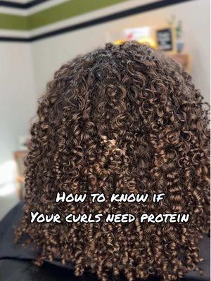 If you’re hair feels like cotton candy chances are you need PROTEIN! Protein is what gives our curls shine,  definition, & what I call their ‘spring factor’.  This client’s texture naturally is softer and more prone to frizz. It presents similar to hygral fatigue but because her hays isn’t webbing, holds the water, and isn’t swelling, I know it’s not the case!   #haireducation #curlyhairtutorial #tightcurls #frizzyhair #proteintreatment #hairtreatment #shinyhair #frizzyhairtips #curlspecialist #nchairstylist 