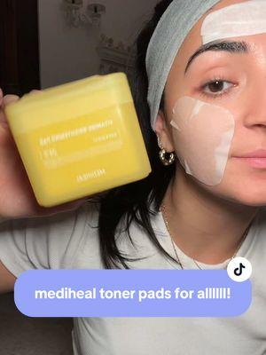 I’ve become hooked and I’m on a mission to get everyone hooked as well - get the collagen pads you won’t regret 🔥🔥🔥🔥 @BAZZAAL #mediheal #holidaygiftidea #diyornaments #tonerpads #amazonbestseller #blemishfighter #bouncyglow #squarepad #vitaglowpad 