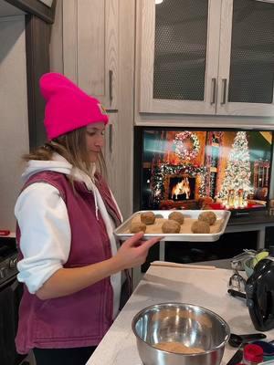 Baking cookies in the rv! . . : : : . . . . . . . #rv #rvlife #rvlivingfulltime #baking #bakingrecipe #bakingcookies 