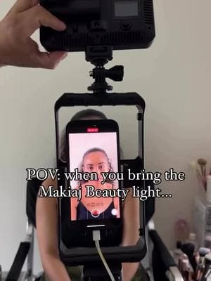 Calling all content creators….📸🎥🎬🎞️ to empower their creativity with our MBL(Makiaj Beauty Light)‼️ MUA/📸: @Renny Vasquez  #makiajbeautylight #lightingsetup #lightingtips #contentcreator #mbl